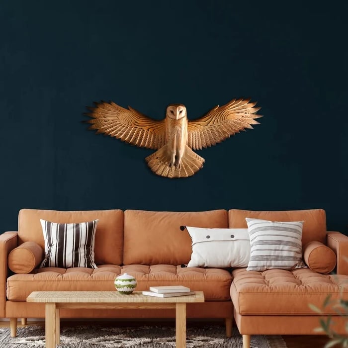 Majestic uil wanddecoratie van hout. Gedetailleerd handgemaakt kunstwerk voor een warme sfeer.