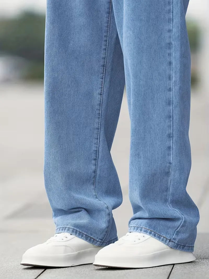 Details van de lichtblauwe heren straight jeans, met comfortabele mid-rise pasvorm. Perfect voor een casual streetwear look.