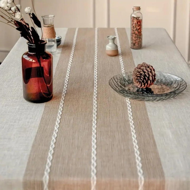 Vlekbestendig kaki linnen tafelkleed met kwastjes en modern geometrisch patroon, machinewasbaar.