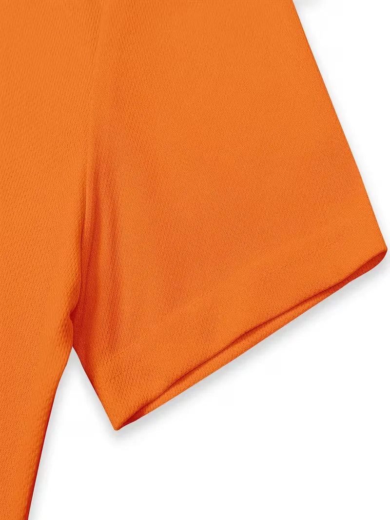 Lichtblauwe V-hals polo en witte shorts, essentiële heren zomer poloset voor casual stijl.