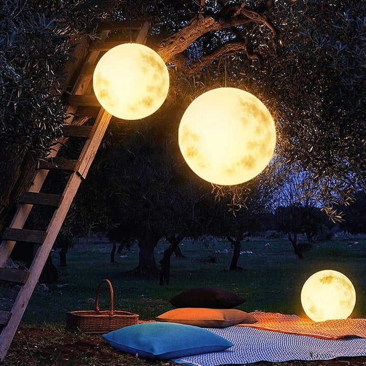 Elegante tuinmaanlamp met warm wit LED licht, sfeervolle blikvanger voor een gezellige avond.