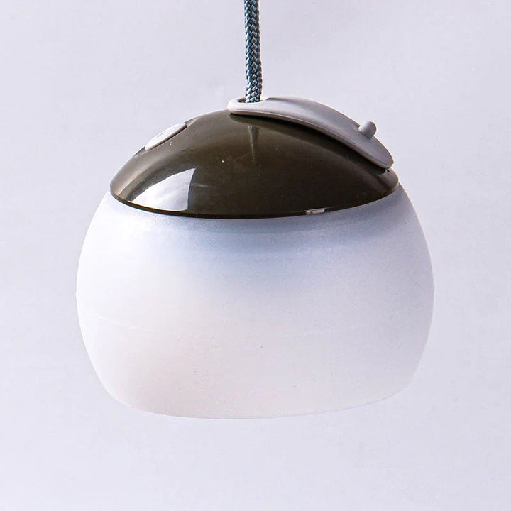 De warme LED verlichting van de HeritageGlow vintage buitenlamp, creëert gezellige sfeer tijdens kamperen.