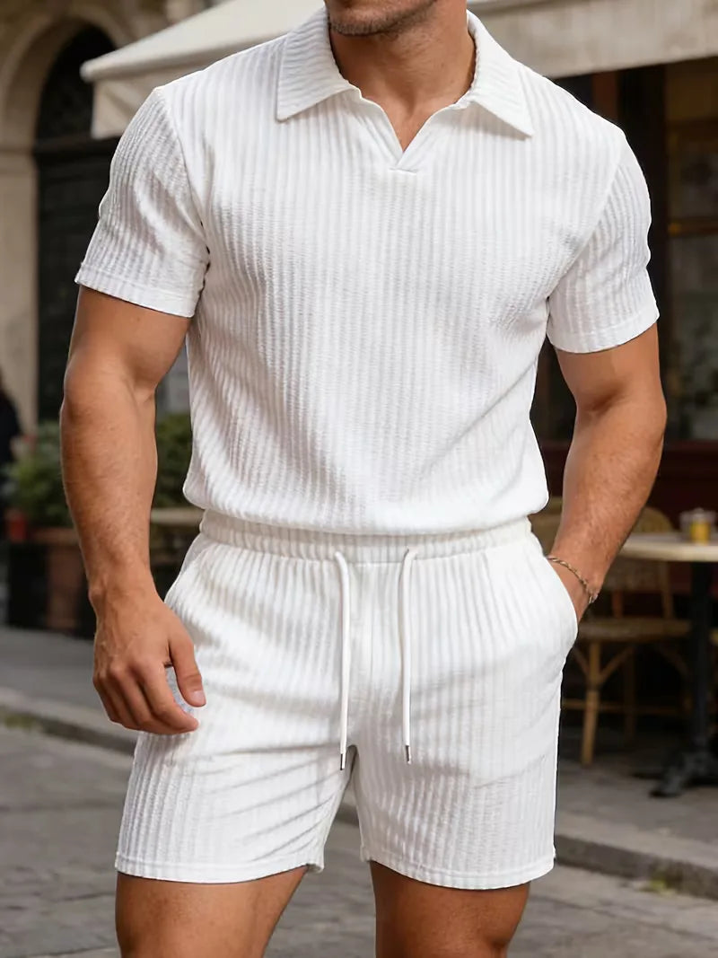 Relaxte heren zomer outfit met korte mouwen polo en sportieve shorts, ideaal voor buitenactiviteiten.