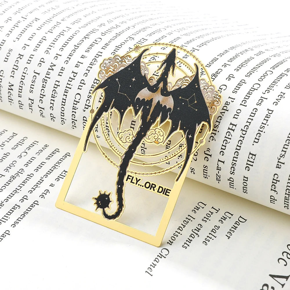 Metalen bladwijzer pin voor Fourth Wing fans. Ideaal boekaccessoire voor fantasy boekenliefhebbers.