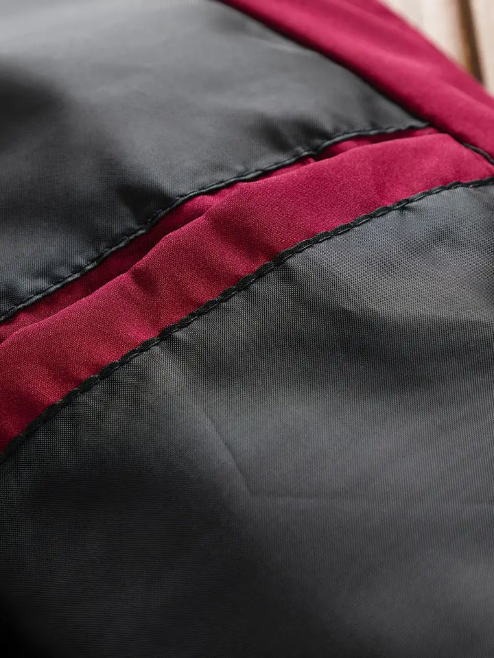 Stijlvolle rode heren zomerjas met rits, voor comfort en een moderne uitstraling.