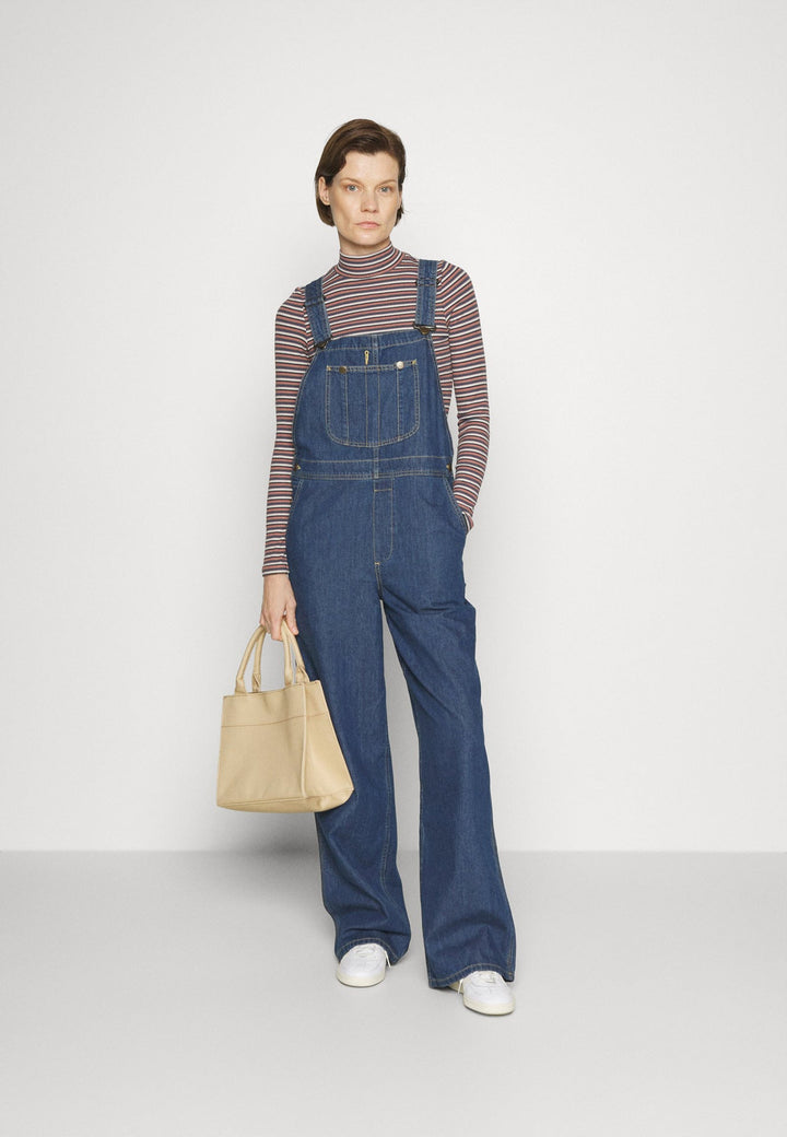 Stijlvolle dames jumpsuit met wijde rechte pijpen, comfortabel en perfect voor een casual zomeroutfit.