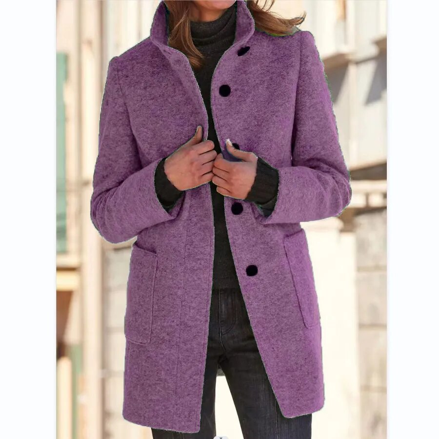 Warme dames winterjas Emma, close-up van stof en klassieke knopen. Comfortabele overjas voor winterse elegantie.