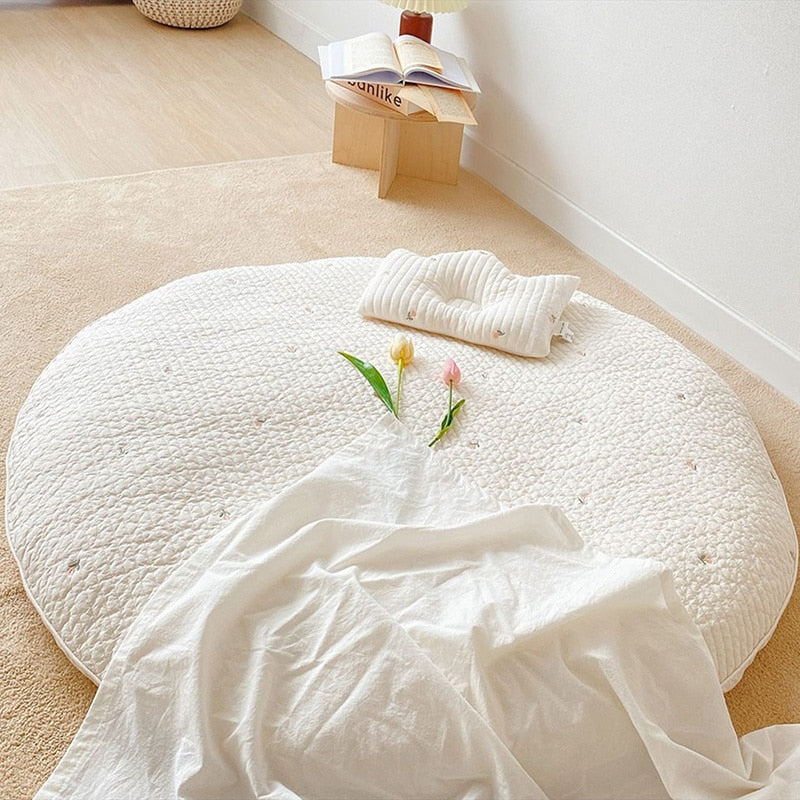 Gezellige kinderkamer kruipmat, gewatteerd en van katoen, met geborduurde bosdieren voor speelplezier.