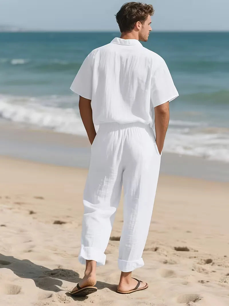 Model draagt casual heren zomerkledingset, perfect voor strand of terras.