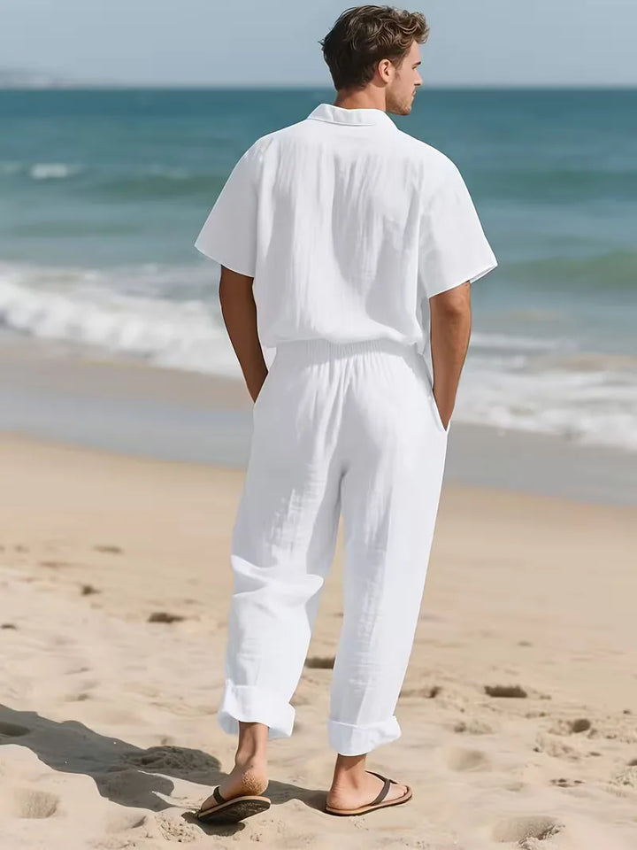 Model draagt casual heren zomerkledingset, perfect voor strand of terras.