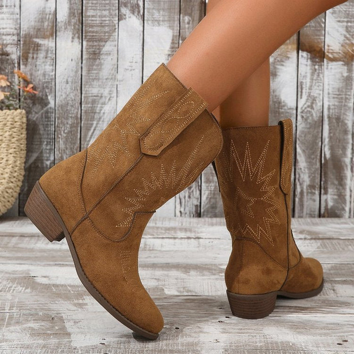 Elegante dames cowboy enkellaarzen in bruin, geschikt voor diverse gelegenheden en seizoenen. Modieuze keuze.