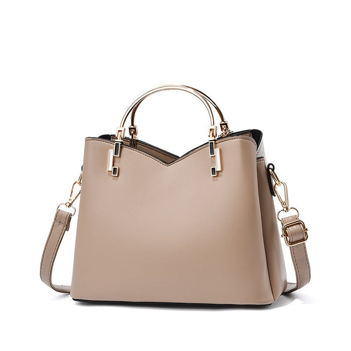 Beige leren schoudertas voor de moderne vrouw; combineert luxe met gemak.