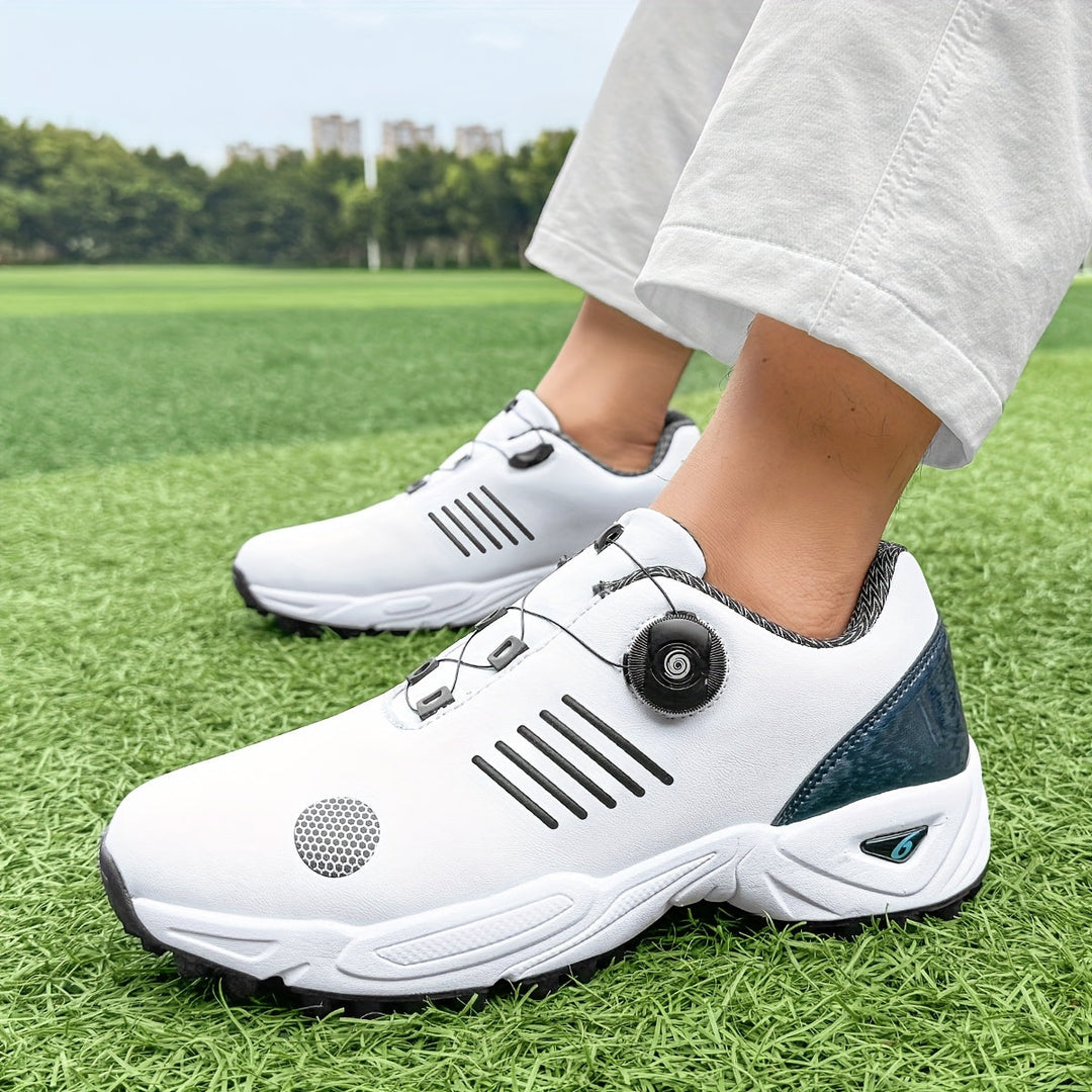 Zijaanzicht van een heren golfschoen met gripvaste zool en ademend bovenwerk, voorzien van draaisluiting.