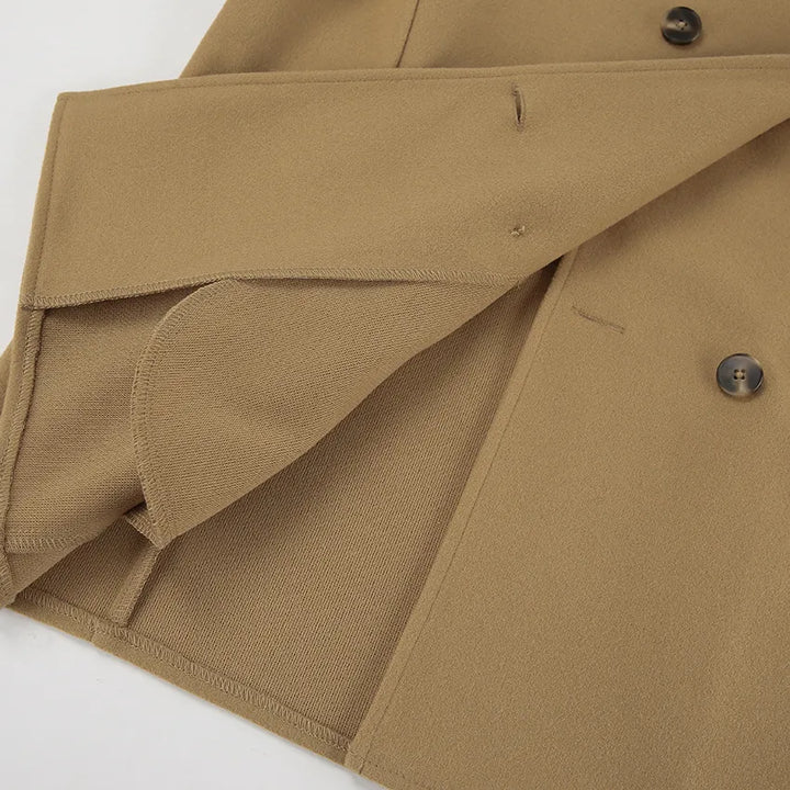 Bruine dames winterjas, halflang model met dubbele knoopsluiting, elegant en functioneel.