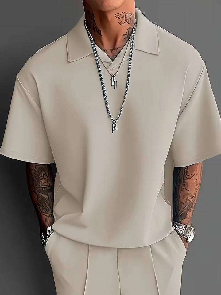 Herenkleding: stijlvol smart-casual pak, korte mouwen polo en rechte broek voor elke gelegenheid.