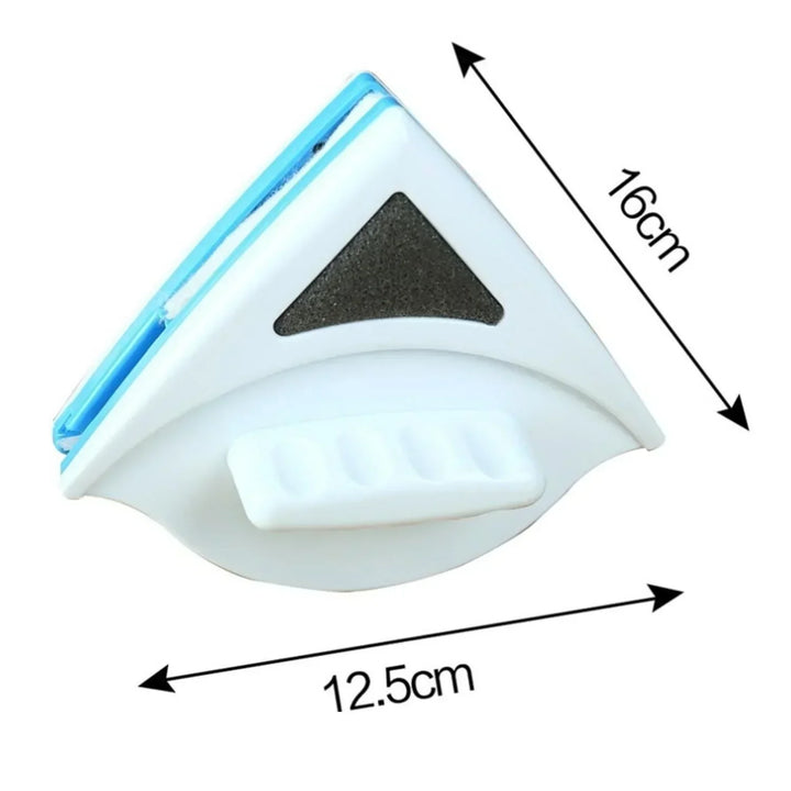 De innovatieve magnetische ruitenreiniger bevestigd aan het raam voor optimale reiniging.
