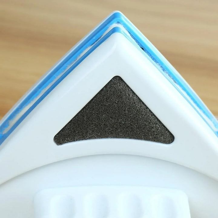 Magnetische ruitenreiniger voor een glashelder resultaat, essentieel schoonmaakgerei in elk huishouden.
