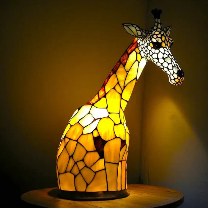 Kleurrijk silhouet van de glas-in-lood dierenlamp, een artistieke lichtbron voor warme avonden.