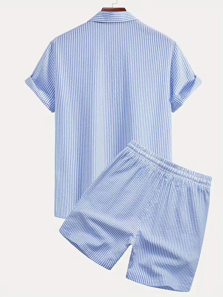 Zomerse heren set: casual lichtblauw V-hals shirt en comfortabele beige shorts met trekkoord.