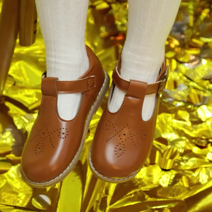 Meisjes dragen comfortabele vintage platte schoenen met anti-slip zool, perfect voor casual dagelijks gebruik.