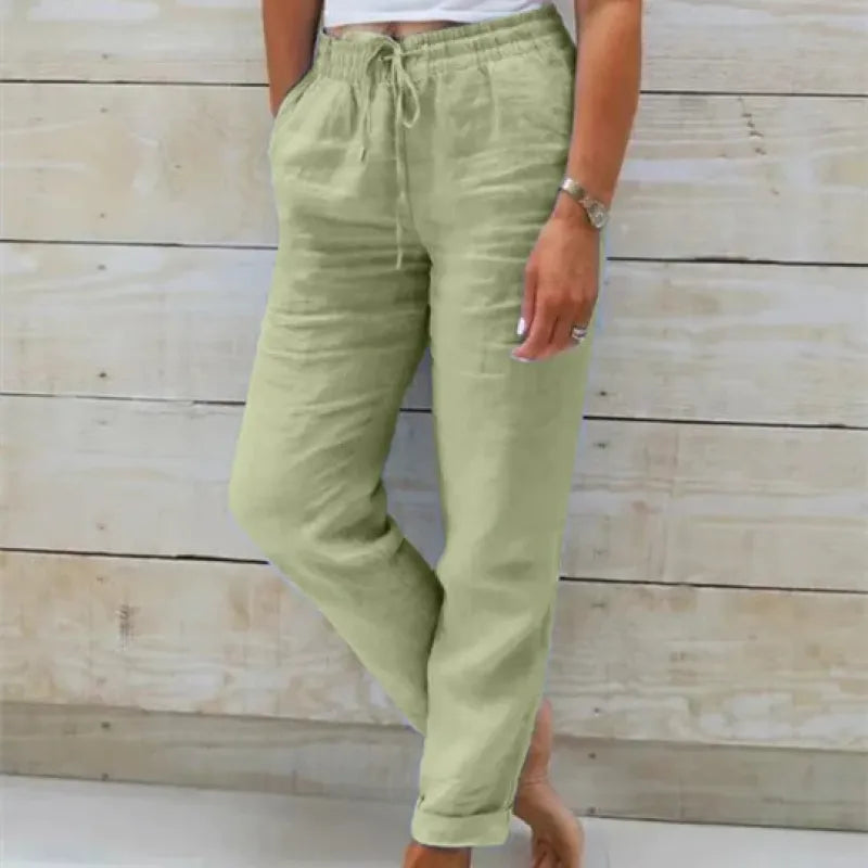 Stijlvolle groene damesbroek Emma, comfortabel en chic voor zakelijke of feestelijke gelegenheden.