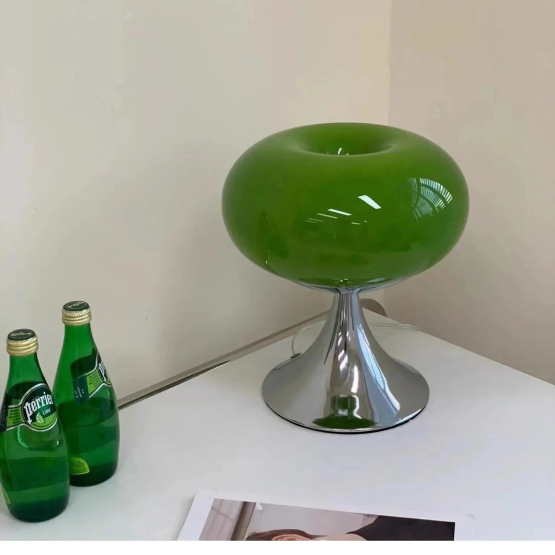Gedetailleerde close-up van vintage glazen appel tafellamp. Groen en wit Bauhaus design.