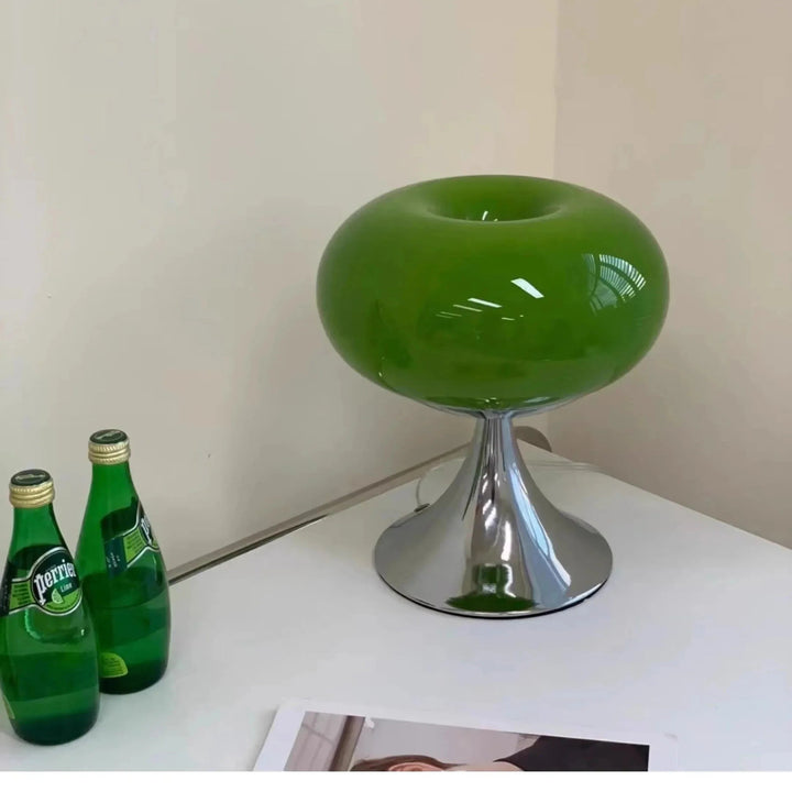 Gedetailleerde close-up van vintage glazen appel tafellamp. Groen en wit Bauhaus design.