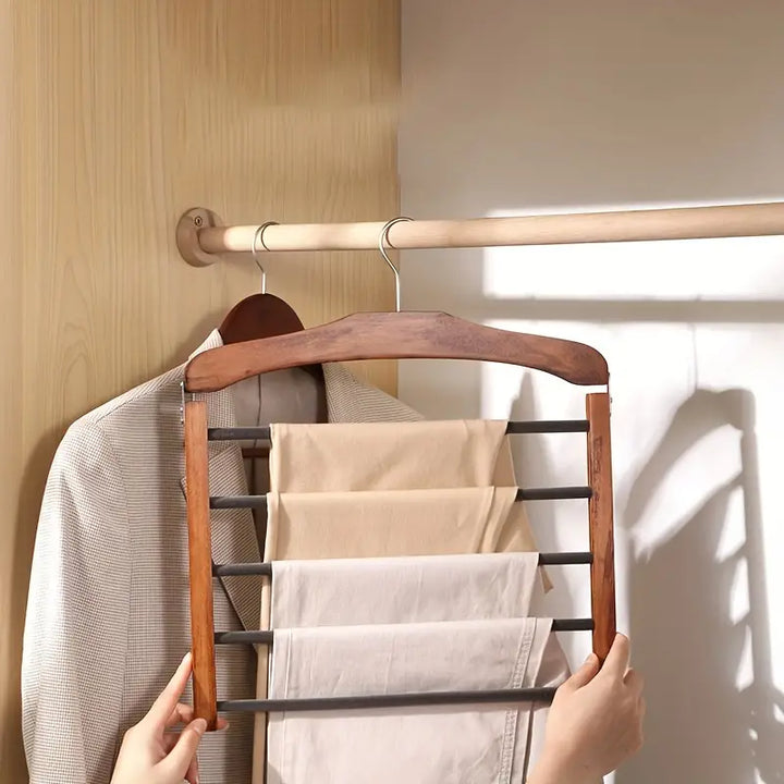 Stijlvolle, ruimtebesparende houten kledinghanger. Perfect opbergsysteem voor je garderobe.