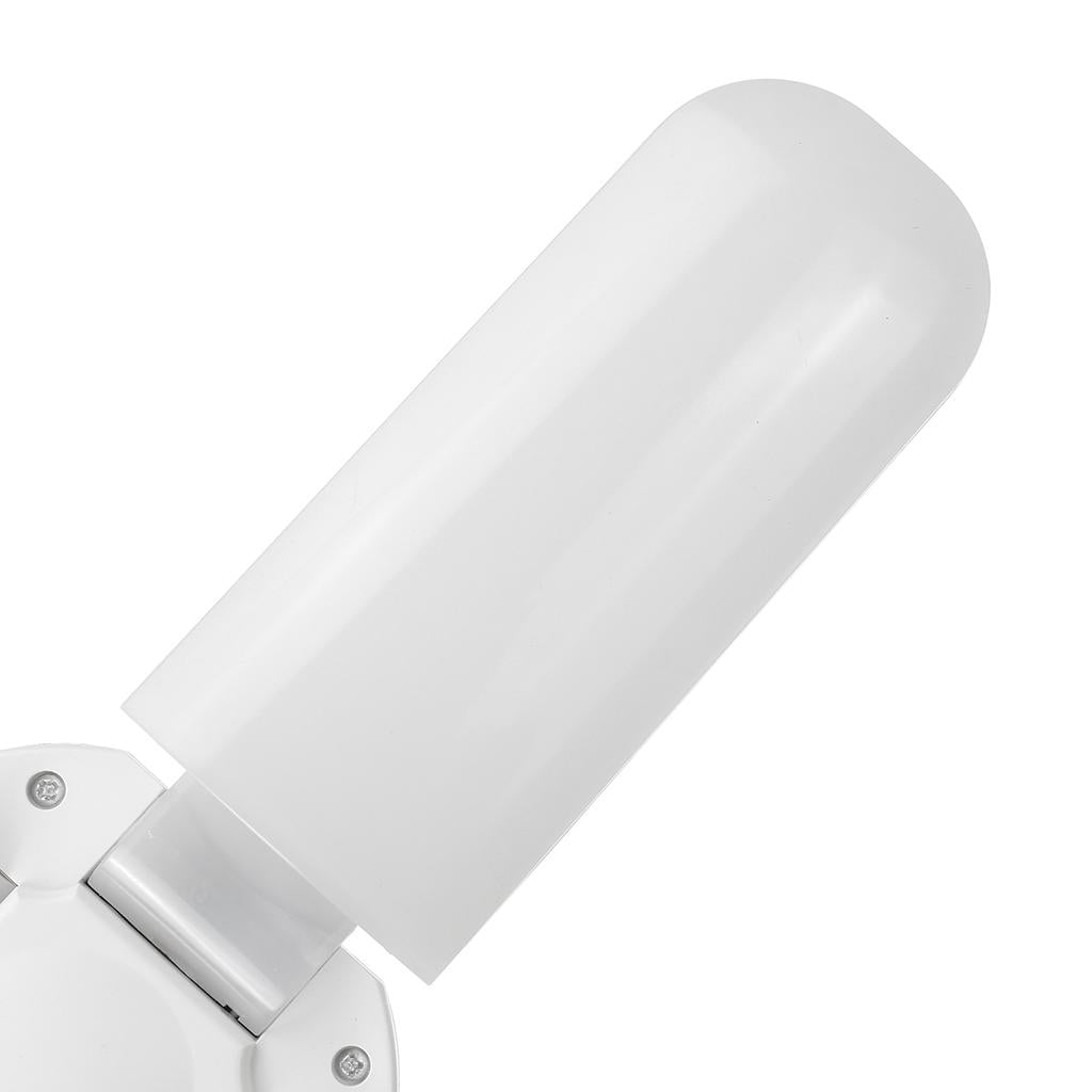 Verstelbare LED ventilatorlamp, wit en energiezuinig, voor optimale verlichting en luchtcirculatie in huis.