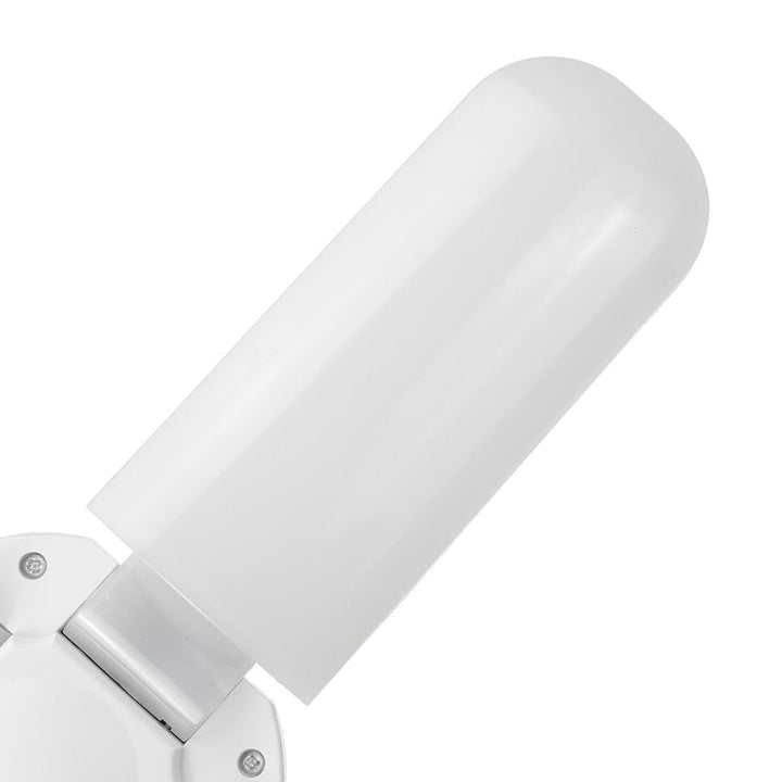 Verstelbare LED ventilatorlamp, wit en energiezuinig, voor optimale verlichting en luchtcirculatie in huis.