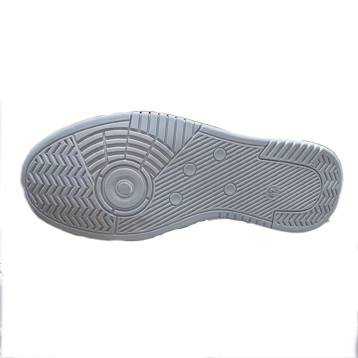 Close-up van het moderne, lichtgewicht design van de heren sportieve casual sneakers.