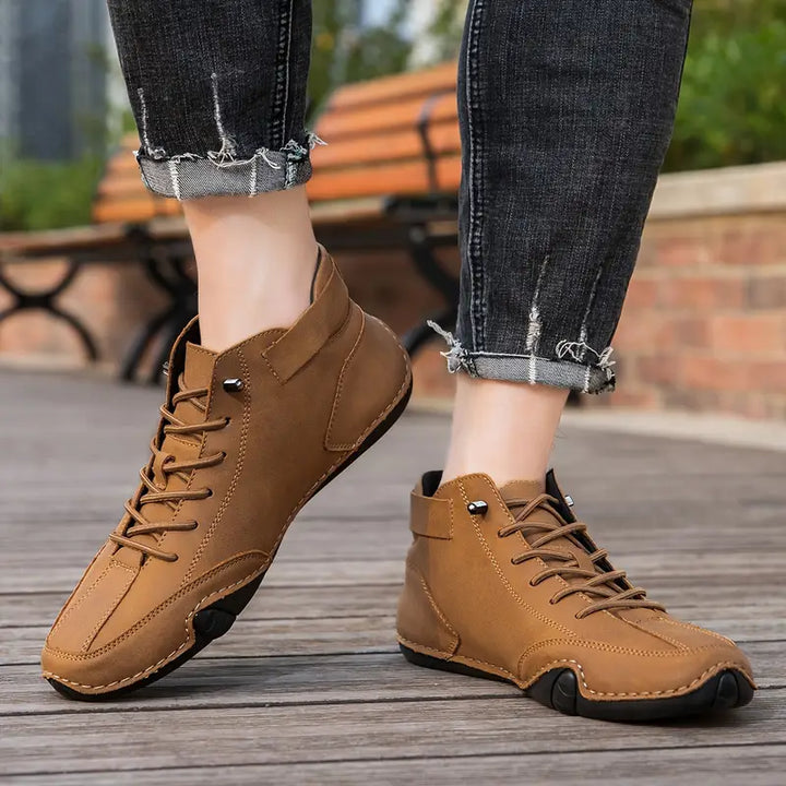 Moderne Adriel waterdichte herenschoenen van kunstleer. Met elastische sluiting voor gemak.
