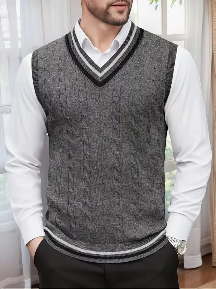 Modern heren vest zonder mouwen, V-hals en rijk kabelpatroon, ideaal voor winterse outfits.