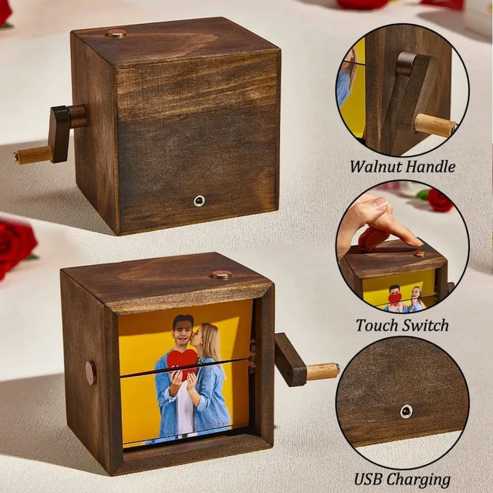 Stijlvolle houten MemoryTurn fotobox met lichtdisplay en handmatige slinger. Ideaal persoonlijk fotocadeau.