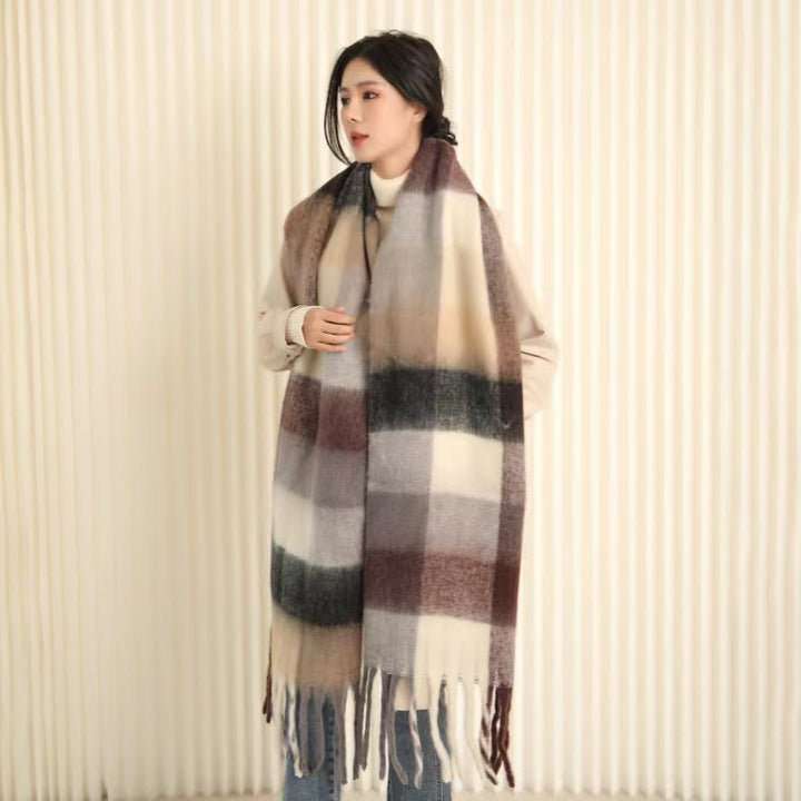 Damessjaal Linnea, wijde pluchen sjaal voor herfst en winter, biedt comfort, warmte en een modieuze uitstraling.