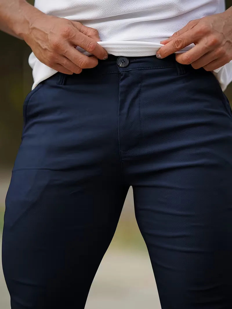 Donkergrijze heren skinny chino, comfortabel en met praktische zijzakken voor essentials.