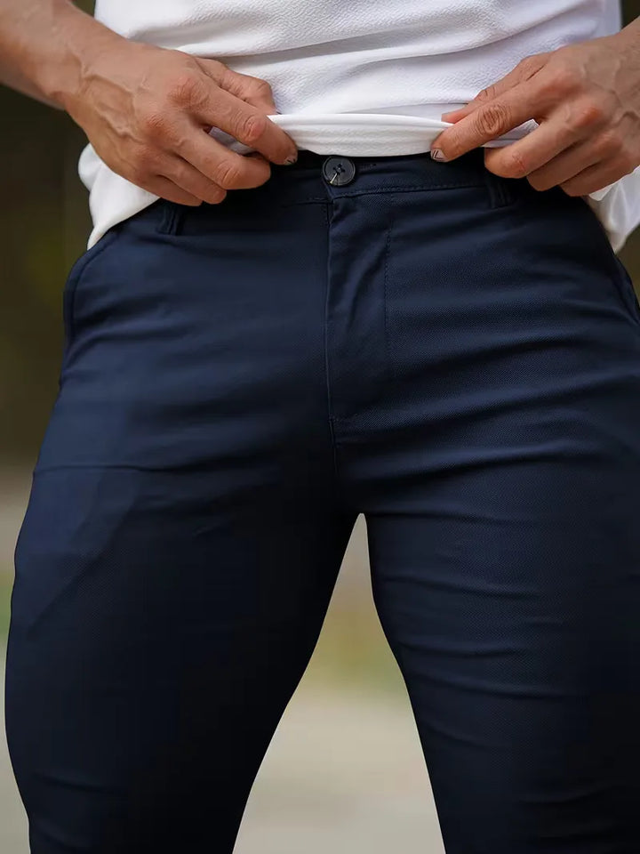 Donkergrijze heren skinny chino, comfortabel en met praktische zijzakken voor essentials.