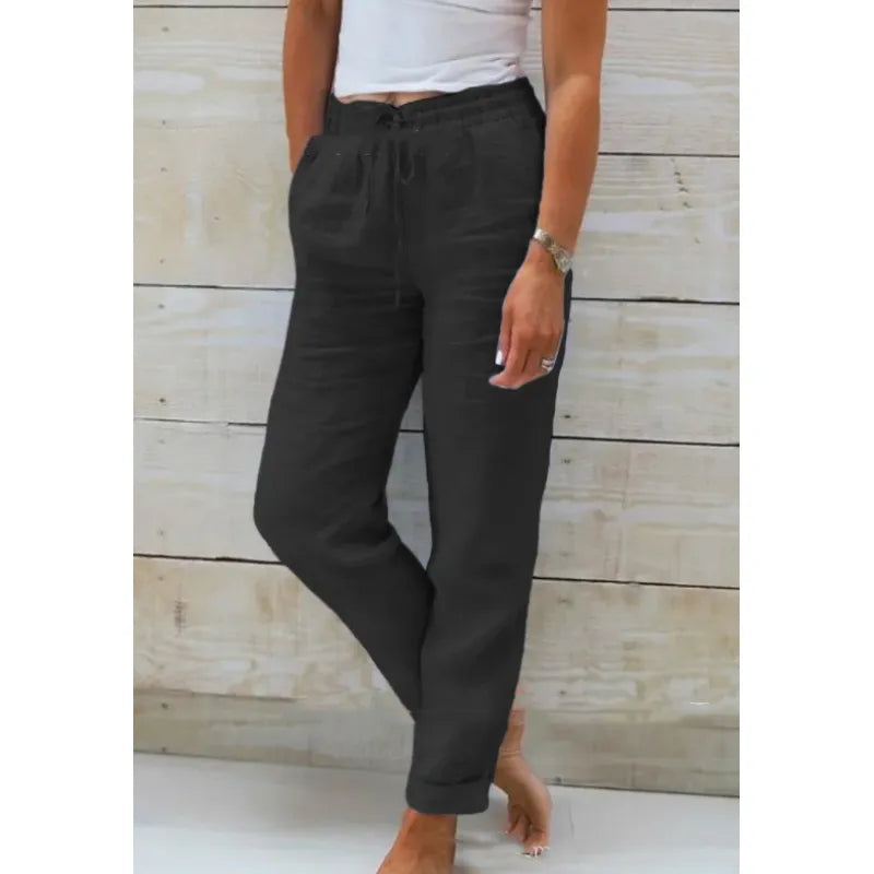 Comfortabele zwarte damesbroek Emma, stijlvol voor casual of zakelijke outfits, veelzijdig en elegant.
