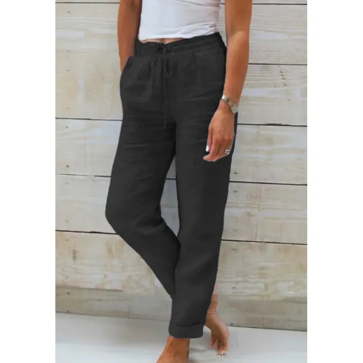 Comfortabele zwarte damesbroek Emma, stijlvol voor casual of zakelijke outfits, veelzijdig en elegant.