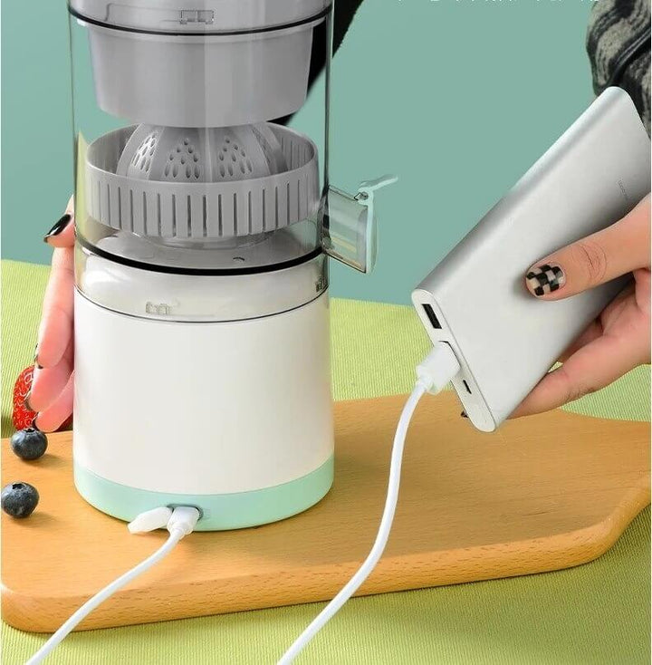 Oplaadbare fruitpers met afneembare onderdelen, toont hoe makkelijk deze draadloze sapcentrifuge te reinigen is.