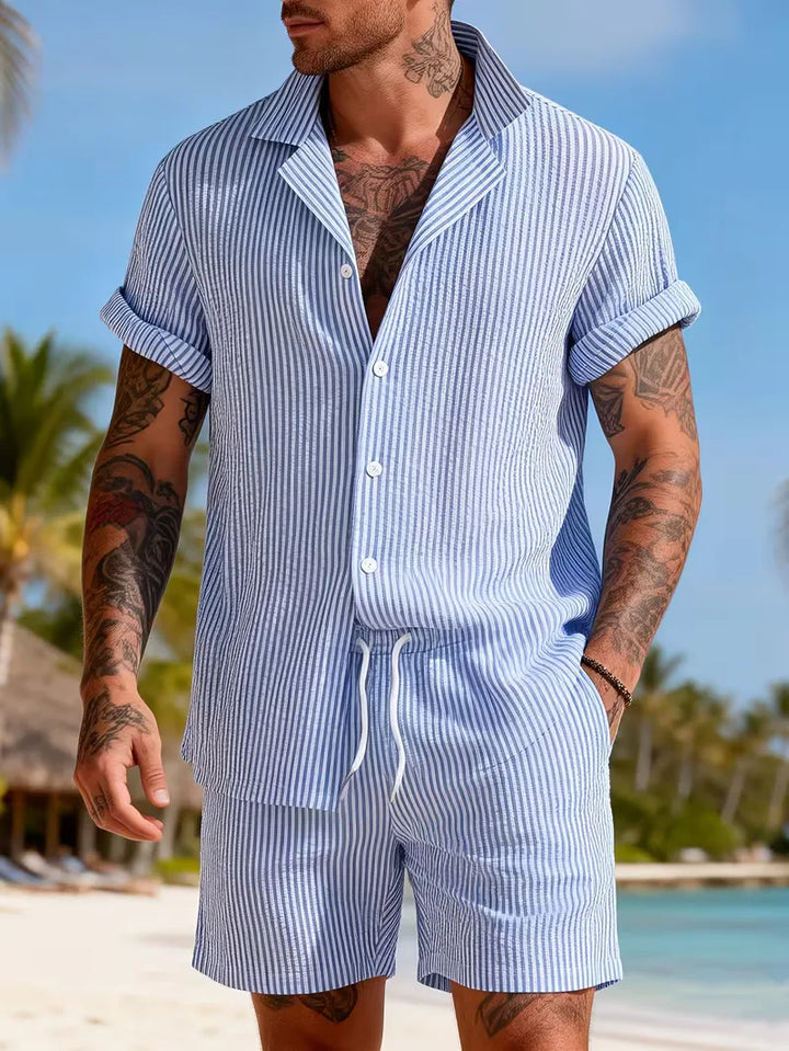 Casual heren shorts set voor de zomer, met gestreept V-hals shirt en effen shorts.