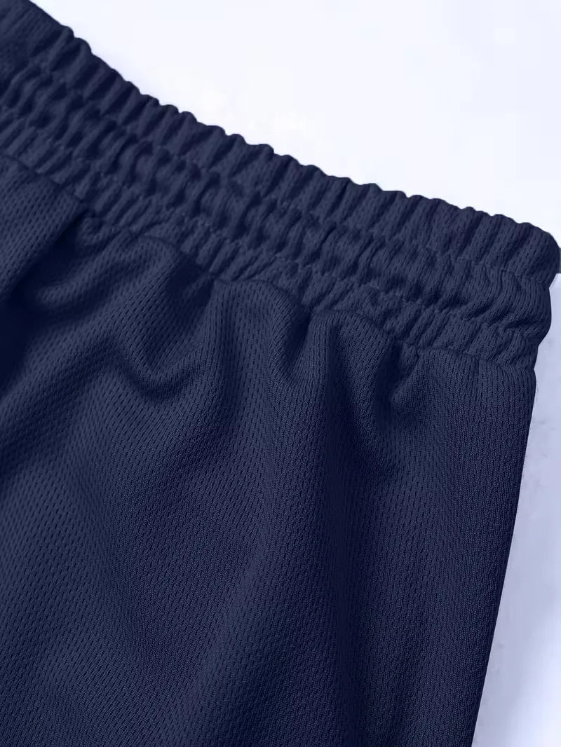 Comfortabele heren poloset voor de zomer: lichtblauwe V-hals polo en witte shorts.