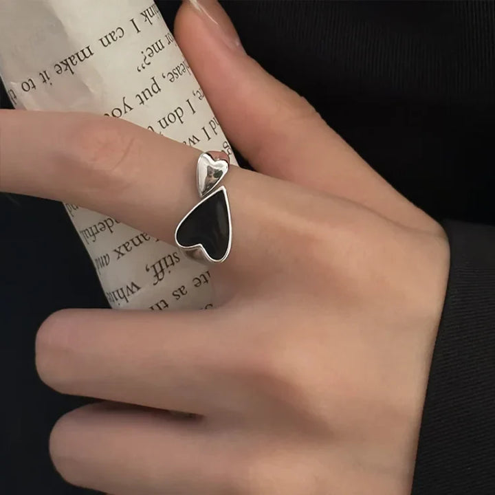 Detailfoto van de verstelbare zilveren dames hartenring Evelyn, met prachtig symmetrisch hartmotief.