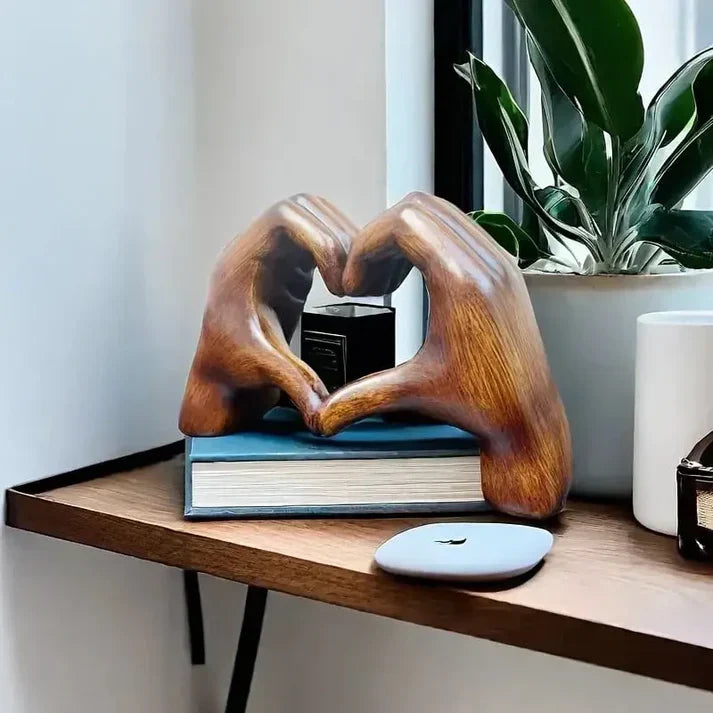 Gedetailleerd handgemaakt houten hart, een uniek liefdessymbool en tijdloze woondecoratie.