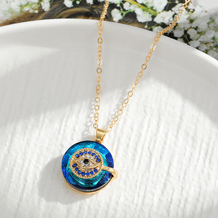Detailopname van de boze oog hanger, een spiritueel symbool en amulet voor dagelijkse bescherming en geluk.