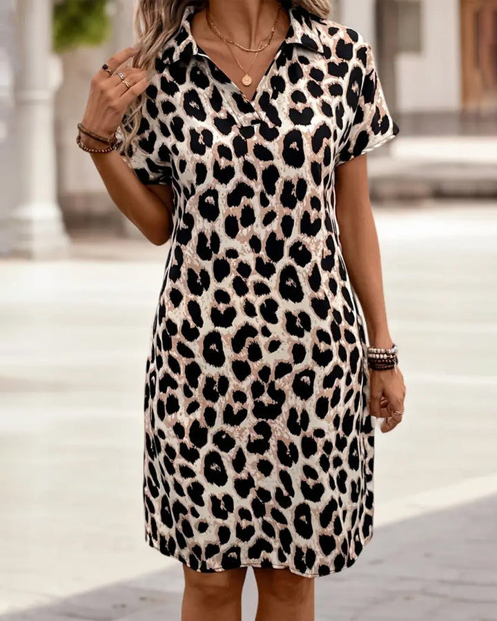 Stijlvolle korte dames jurk met opvallende luipaardprint, perfect voor een trendy look.