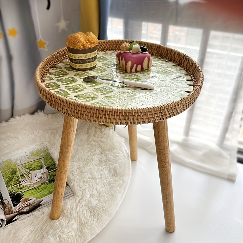 Praktische ronde Elin bijzettafel, tijdloos ontwerp met geweven rieten onderstel en houten tafelblad.
