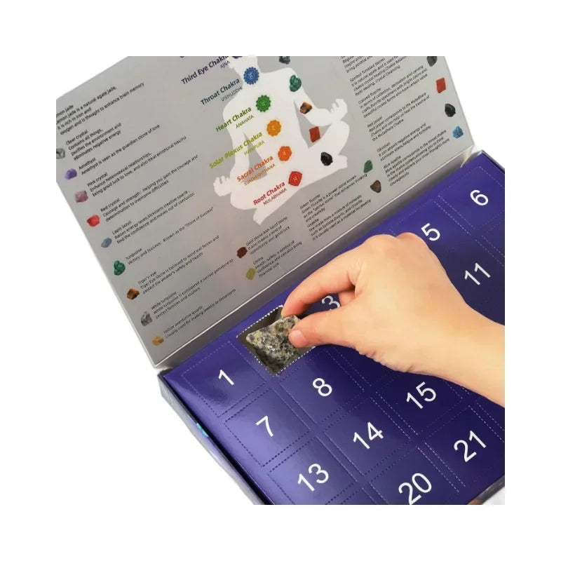 Assortiment kleine edelstenen en ruwe kristallen uit de adventskalender voor kinderen, een dagelijkse verrassing.