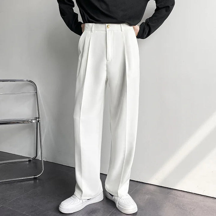 Stijlvolle herenbroek met wijde pijpen, getailleerd voor een elegante en comfortabele pasvorm.