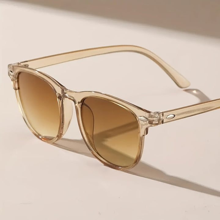 Bruine retro heren zonnebril, ideaal voor zomerse dagen. Beschermt uw ogen stijlvol tegen UV-stralen.